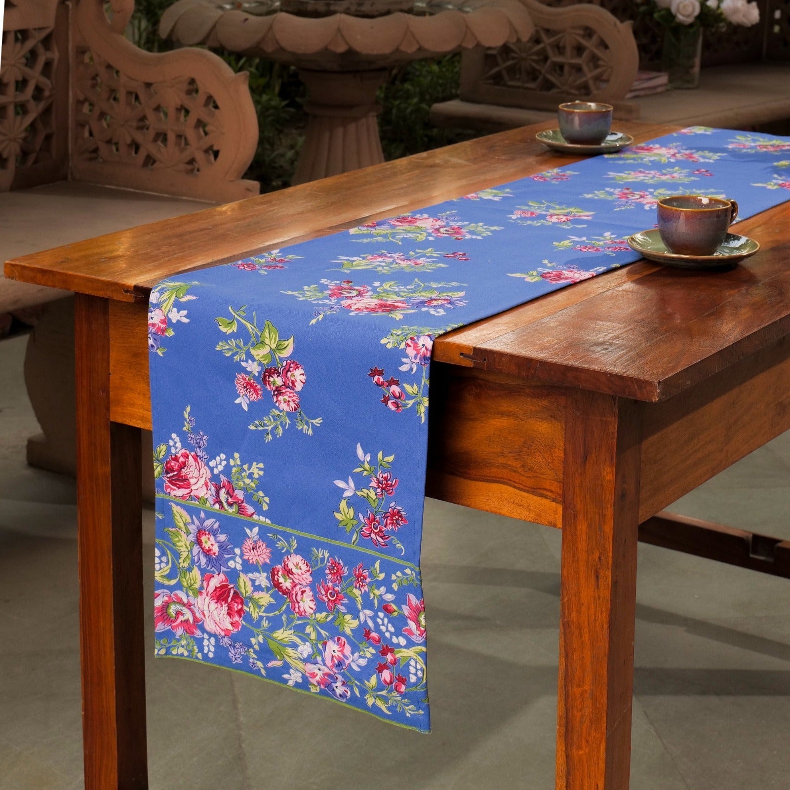 How to Style a Table Runner the Right Way