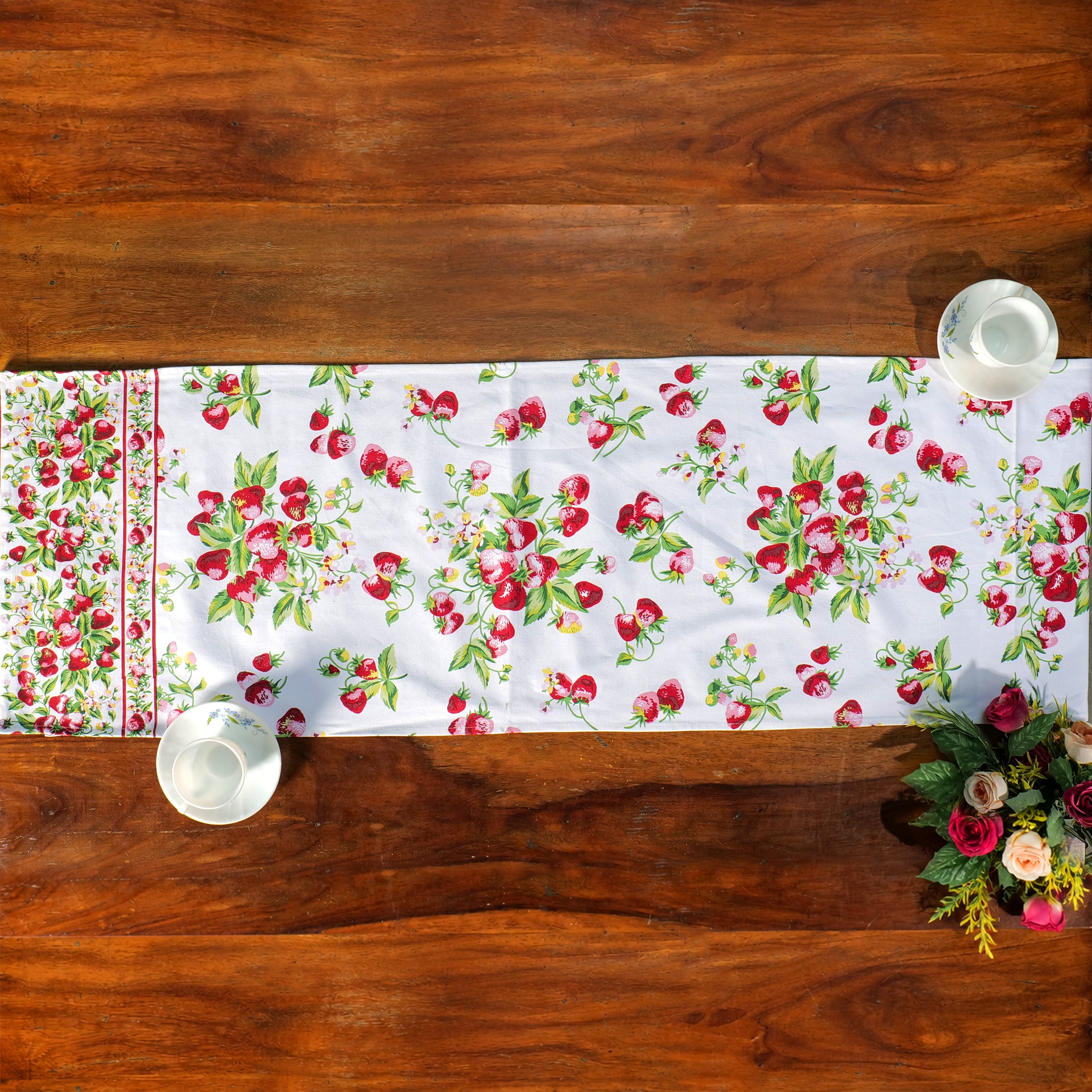 Strawberry Basket Runner - Ecru