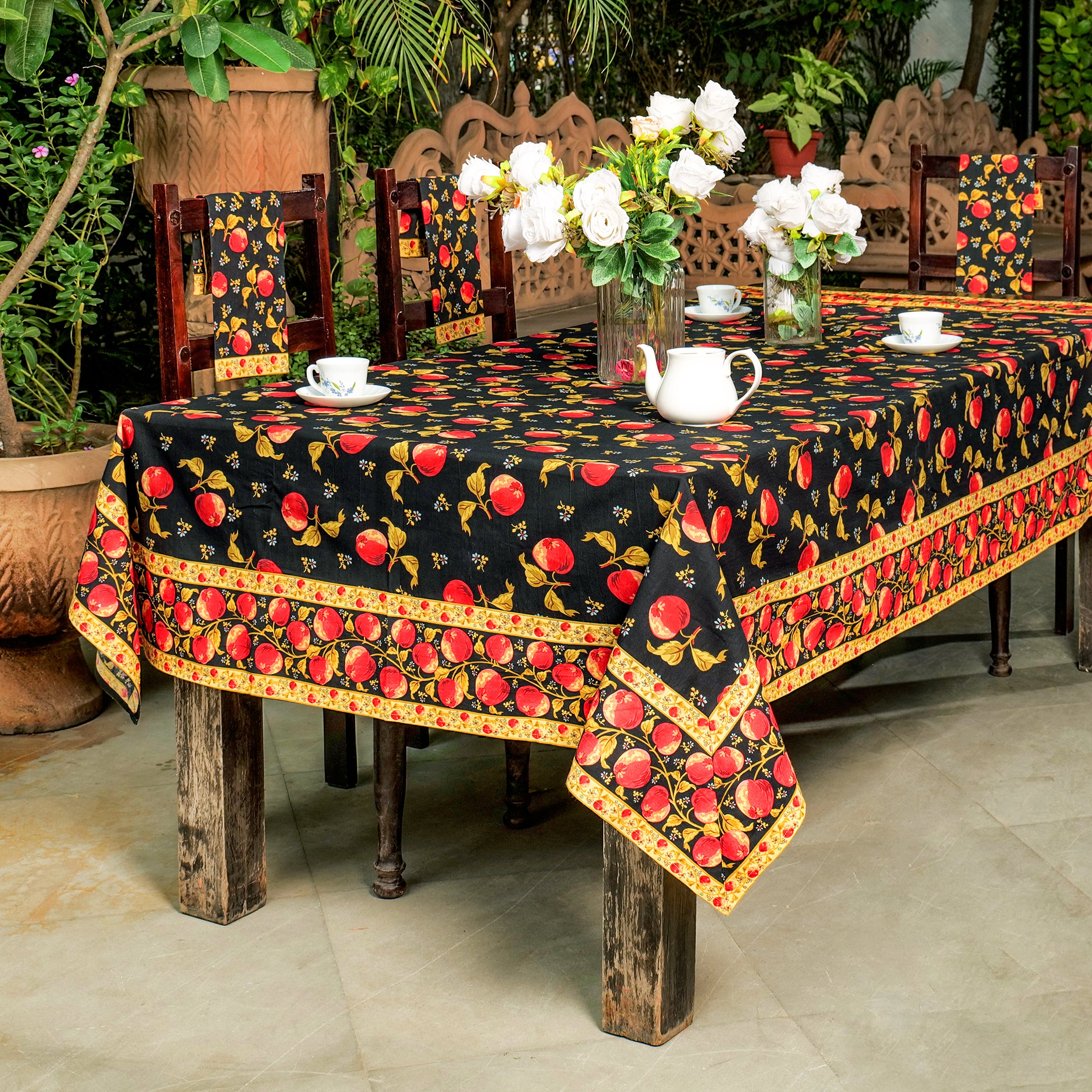 Apple Tablecloth - Black