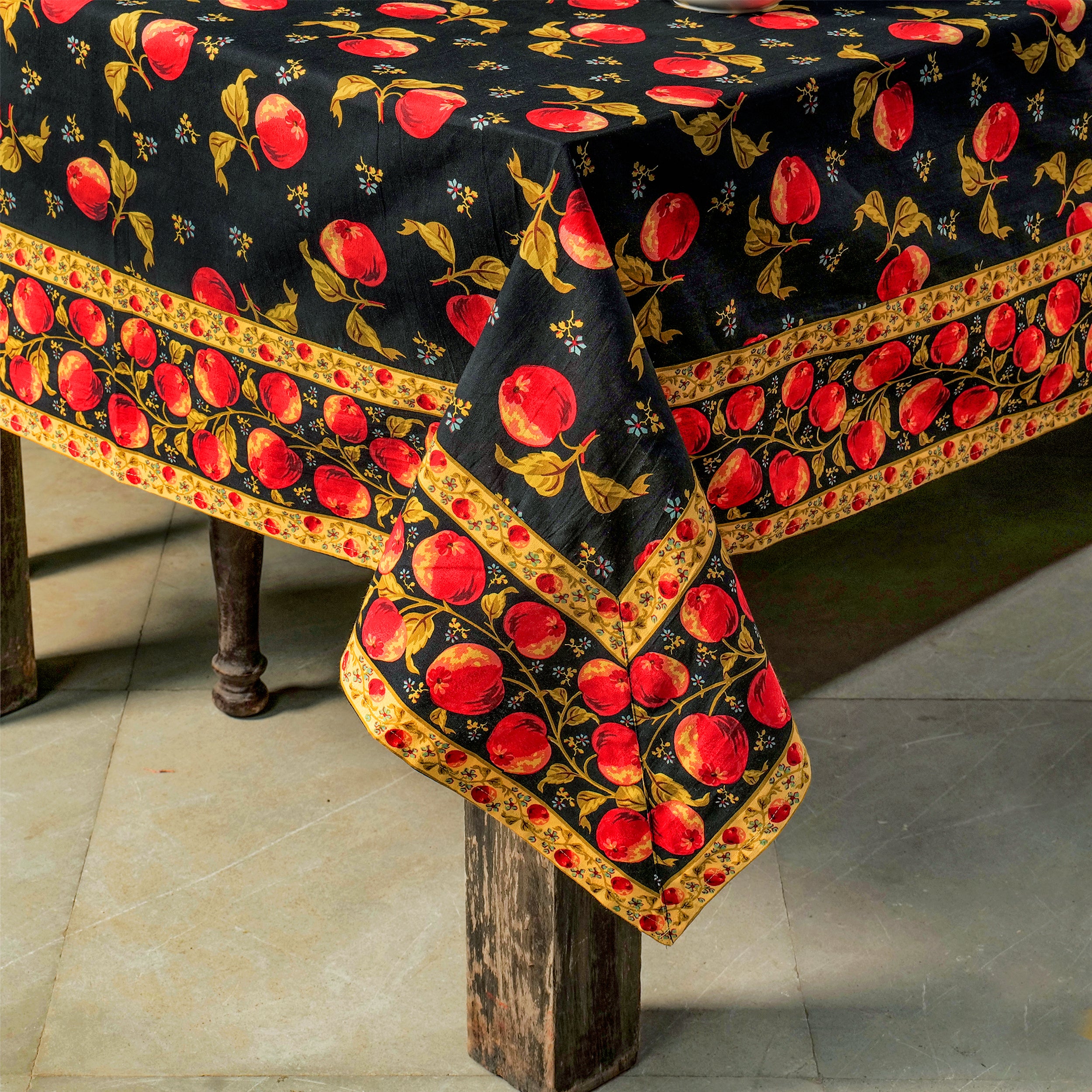 Apple Tablecloth - Black