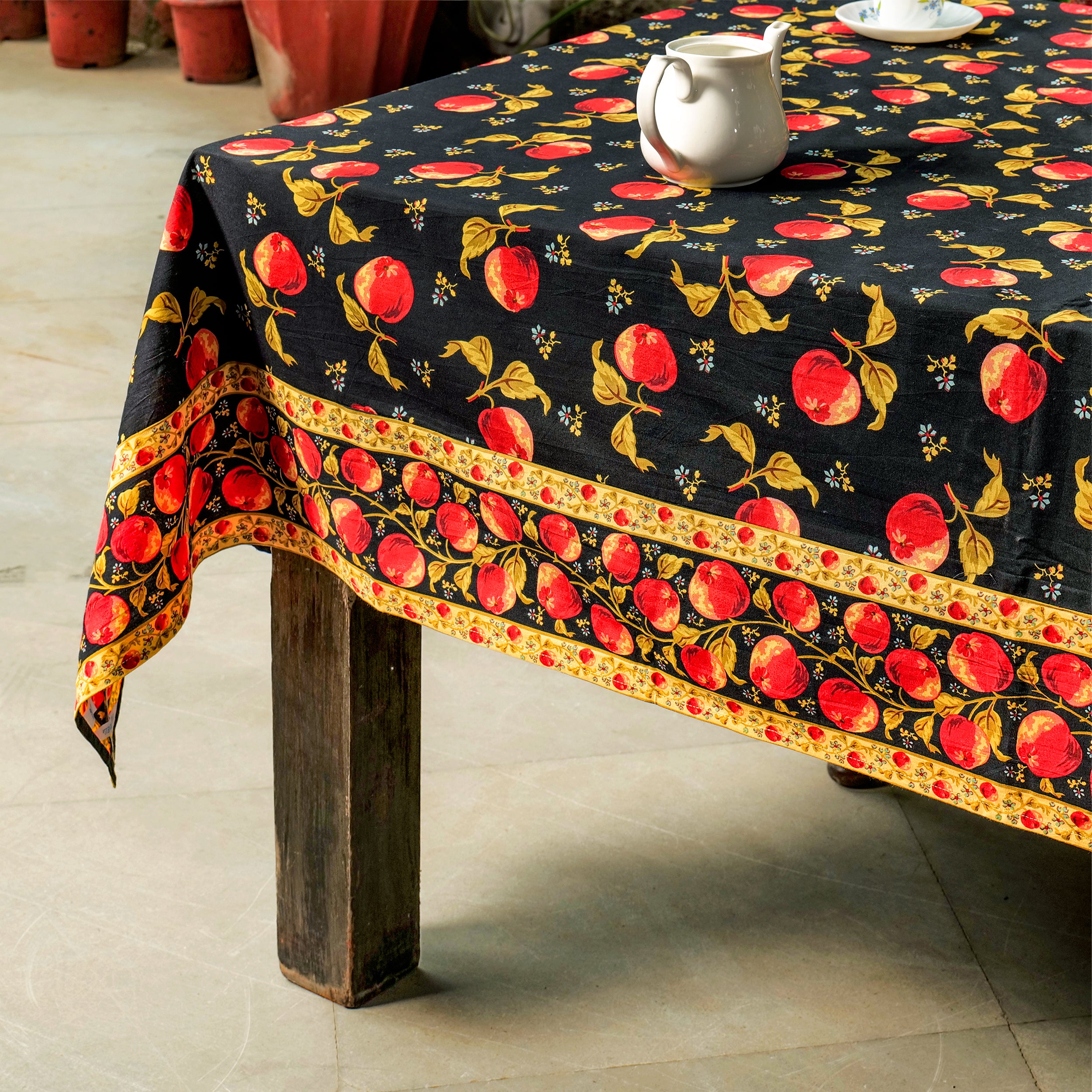 Apple Tablecloth - Black