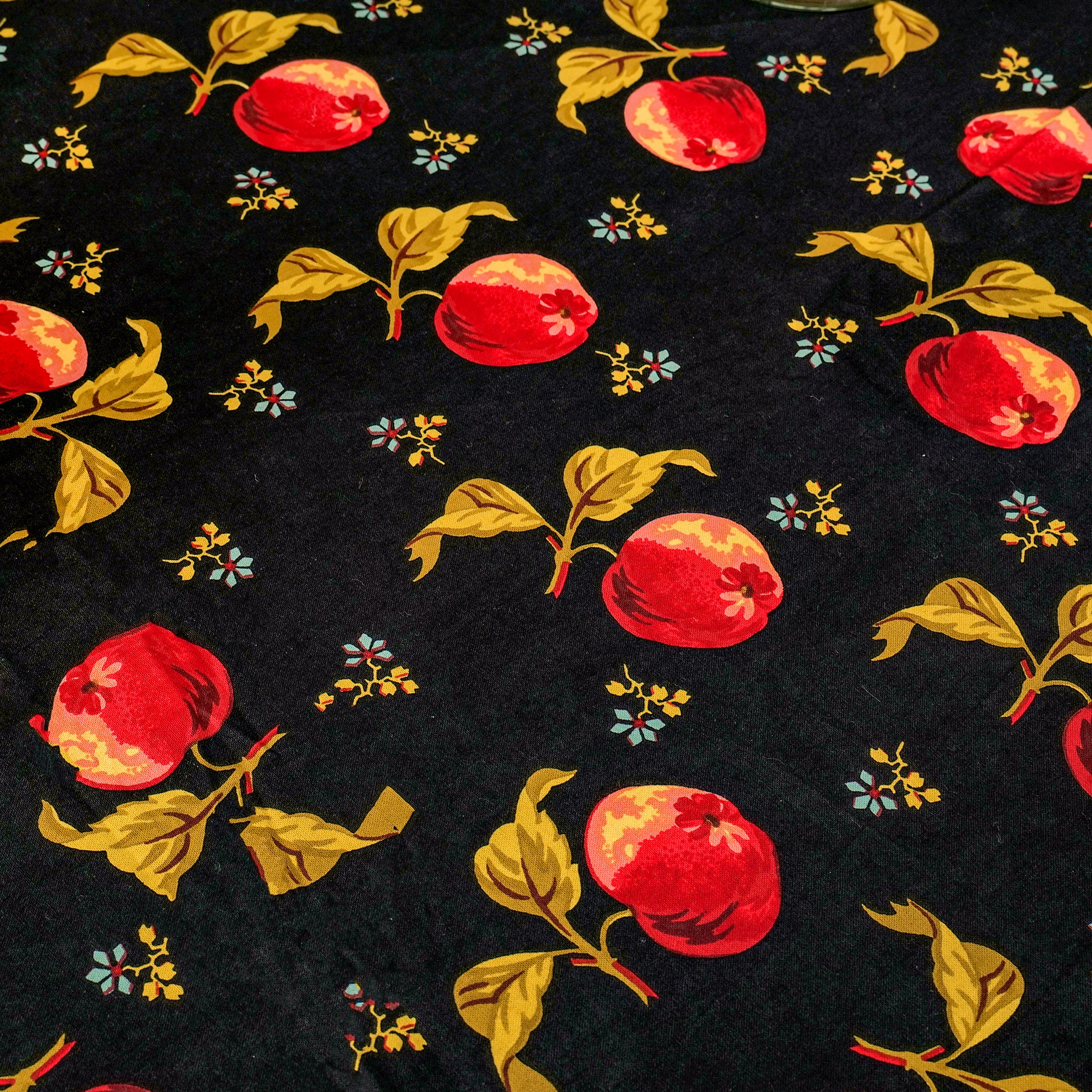 Apple Tablecloth - Black