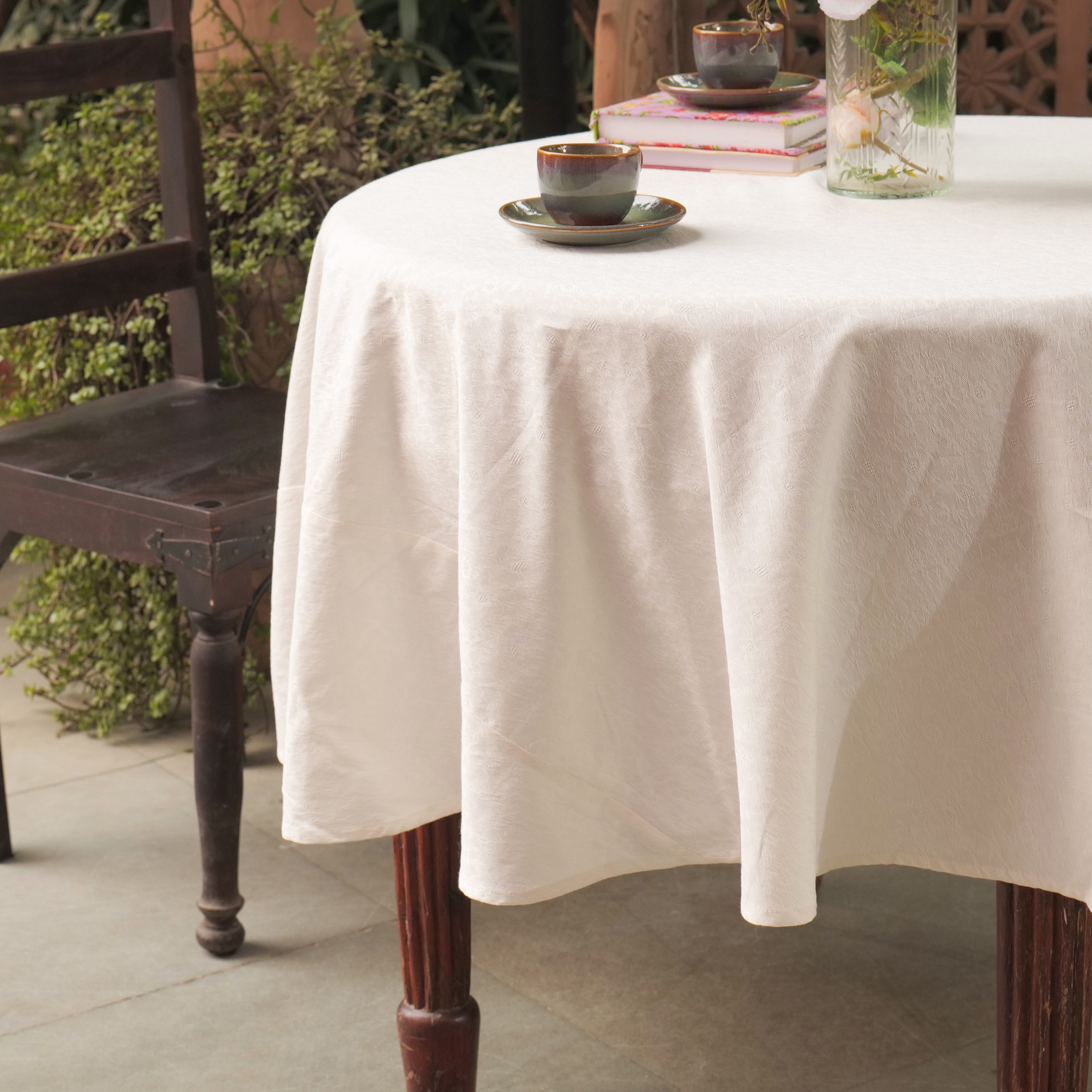 Lark Jacquard Round Tablecloth - Ivory