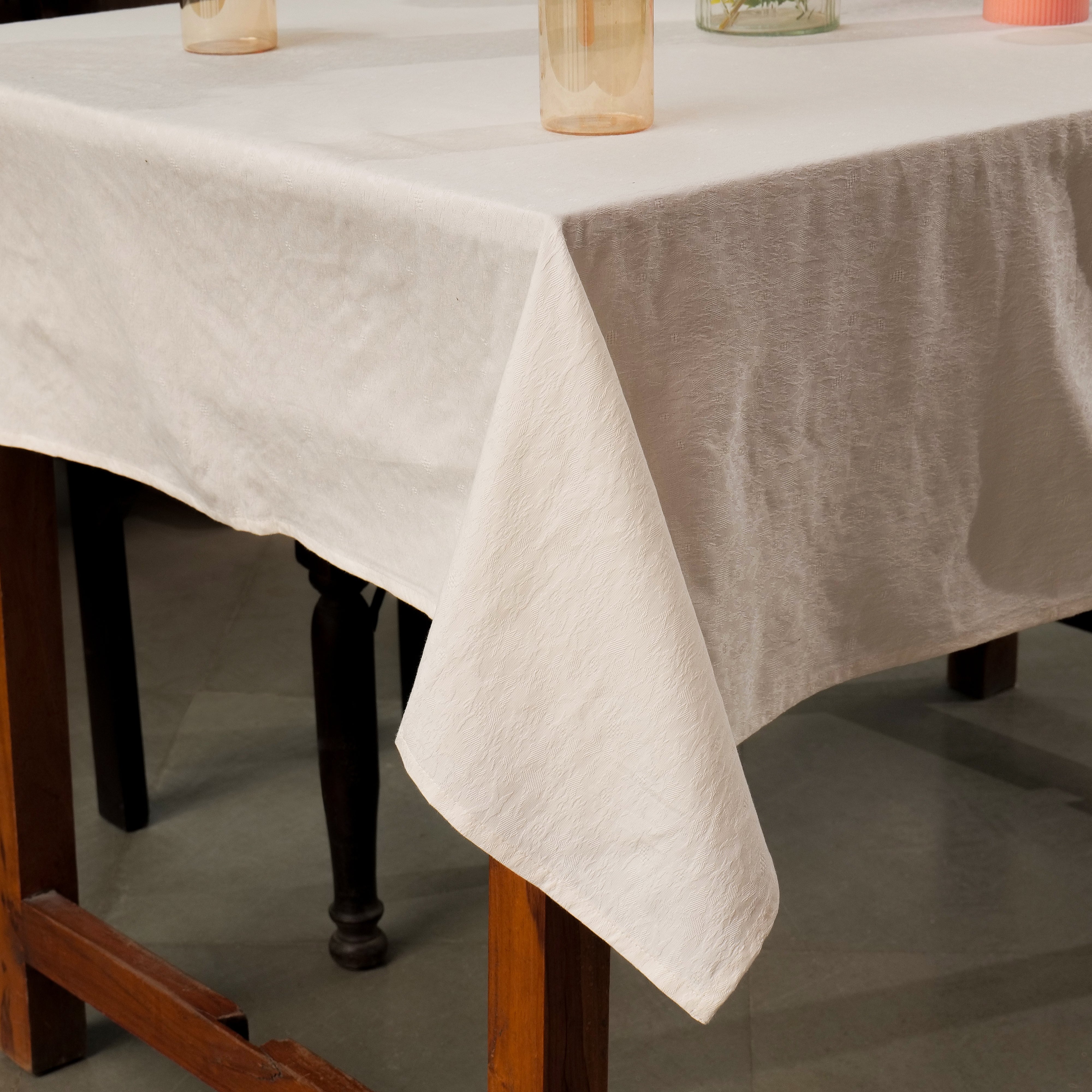 Lark Jacquard Tablecloth – Ivory